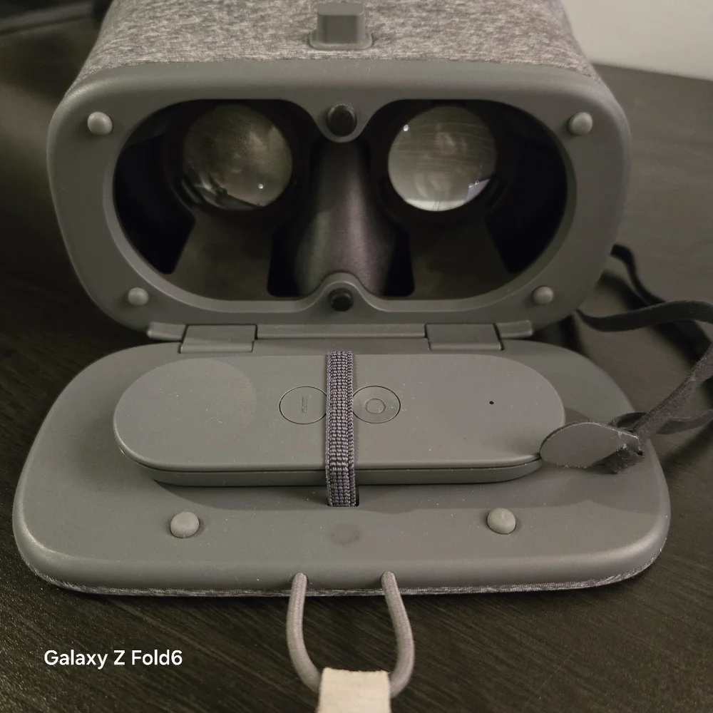 Google Daydream View VR Headset Grey Slate Smartphone Virtual Reality Controller